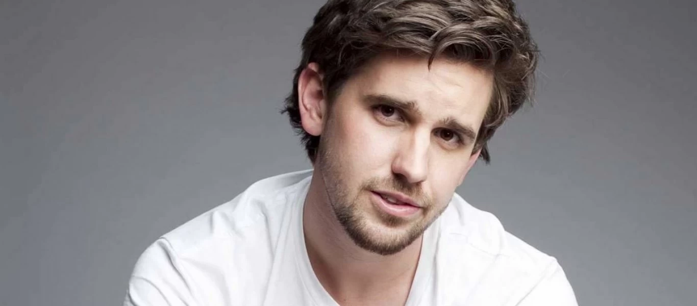 Το απόλυτο χάος σε παράσταση: Γνωστός κωμικός δέχθηκε γροθιά από πελάτη (βίντεο)